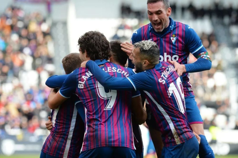 占据主动 占据主动